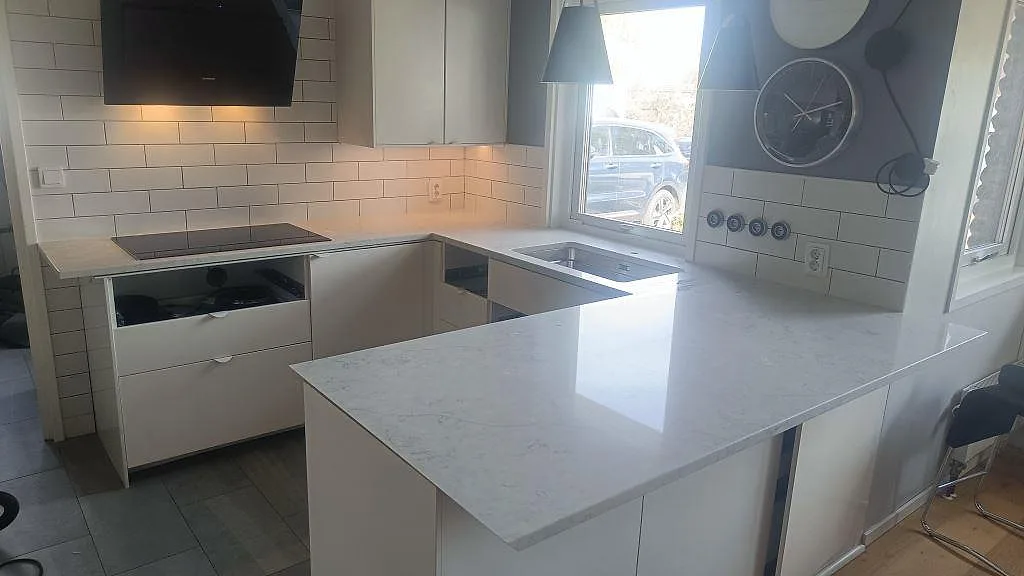 Gennemført projekt: Køkkenbordplade i Technistone Mystery White, Bunkeflostrand.