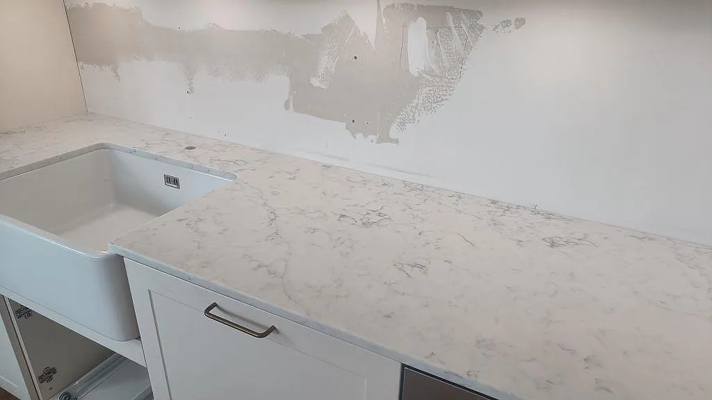 Køkkenbordplade i Technistone Mystery White, Bunkeflostrand – billede 3