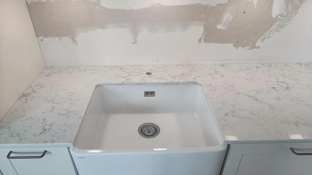 Køkkenbordplade i Technistone Mystery White, Bunkeflostrand – billede 2