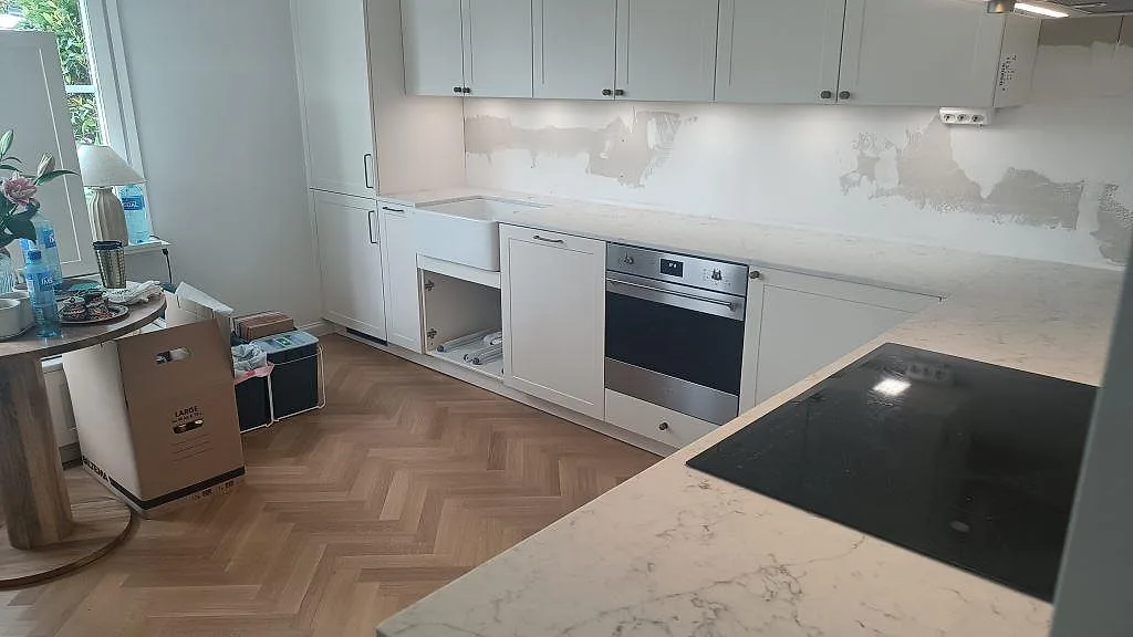 Gennemført projekt: Køkkenbordplade i Technistone Mystery White, Bunkeflostrand.