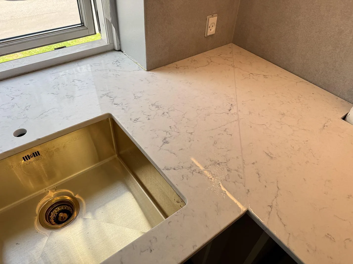 Køkkenbordplade i Technistone Mystery White, Charlottenlund – billede 3