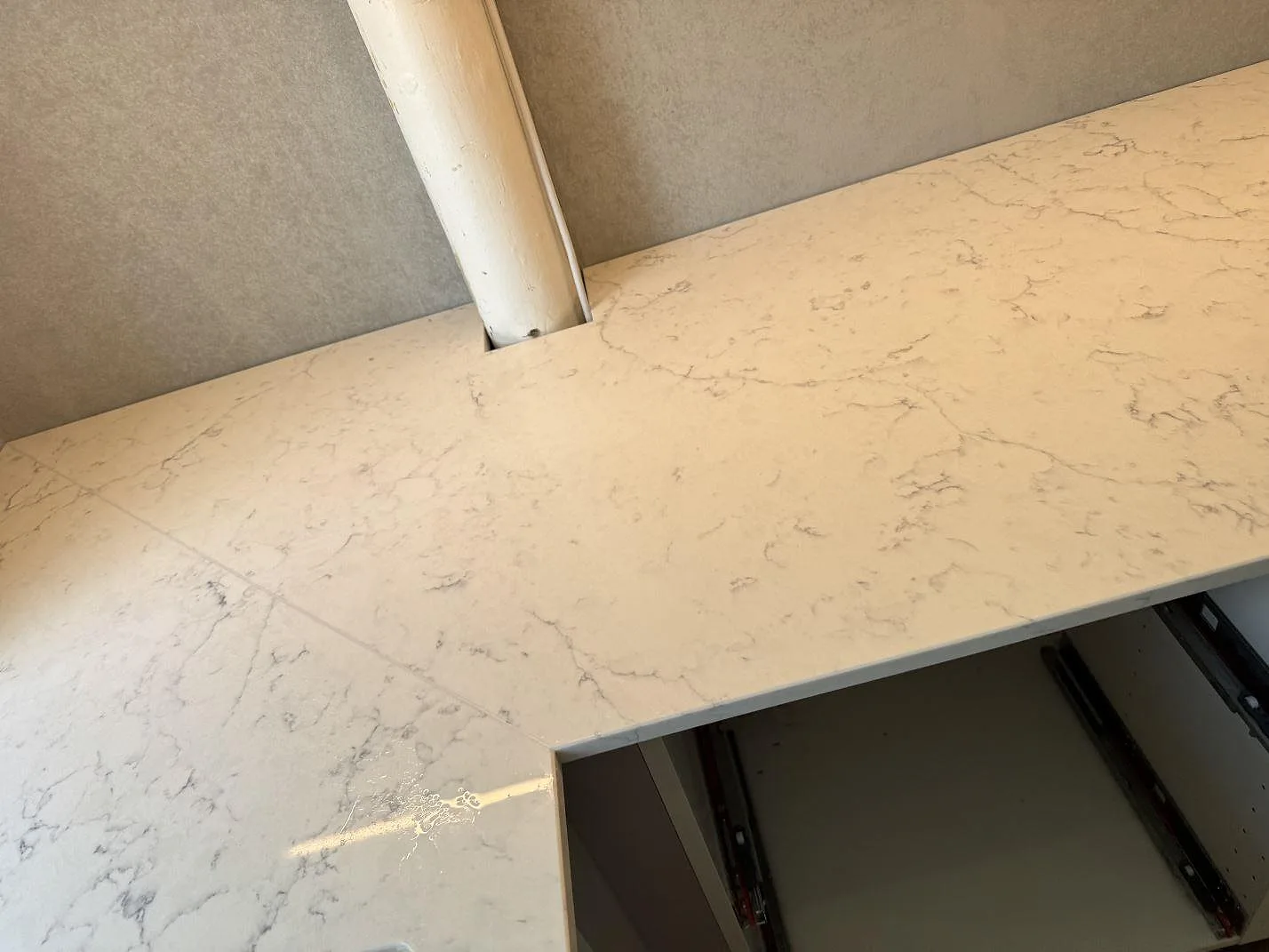 Køkkenbordplade i Technistone Mystery White, Charlottenlund – billede 7