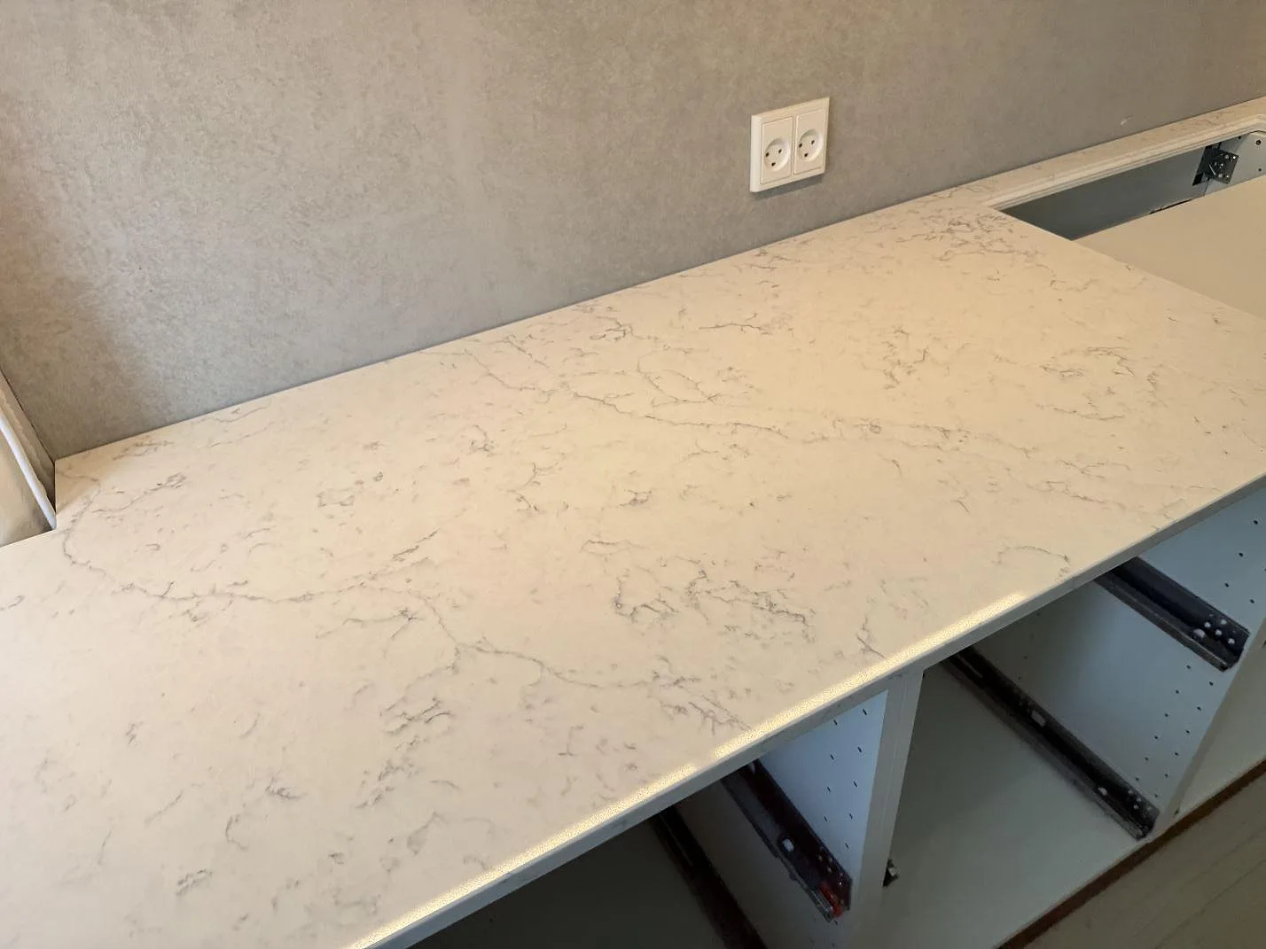 Køkkenbordplade i Technistone Mystery White, Charlottenlund – billede 4