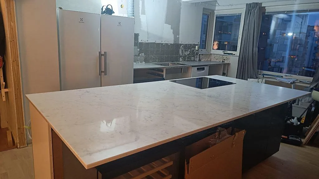 Køkkenbordplade i Technistone Mystery White, Göteborg
