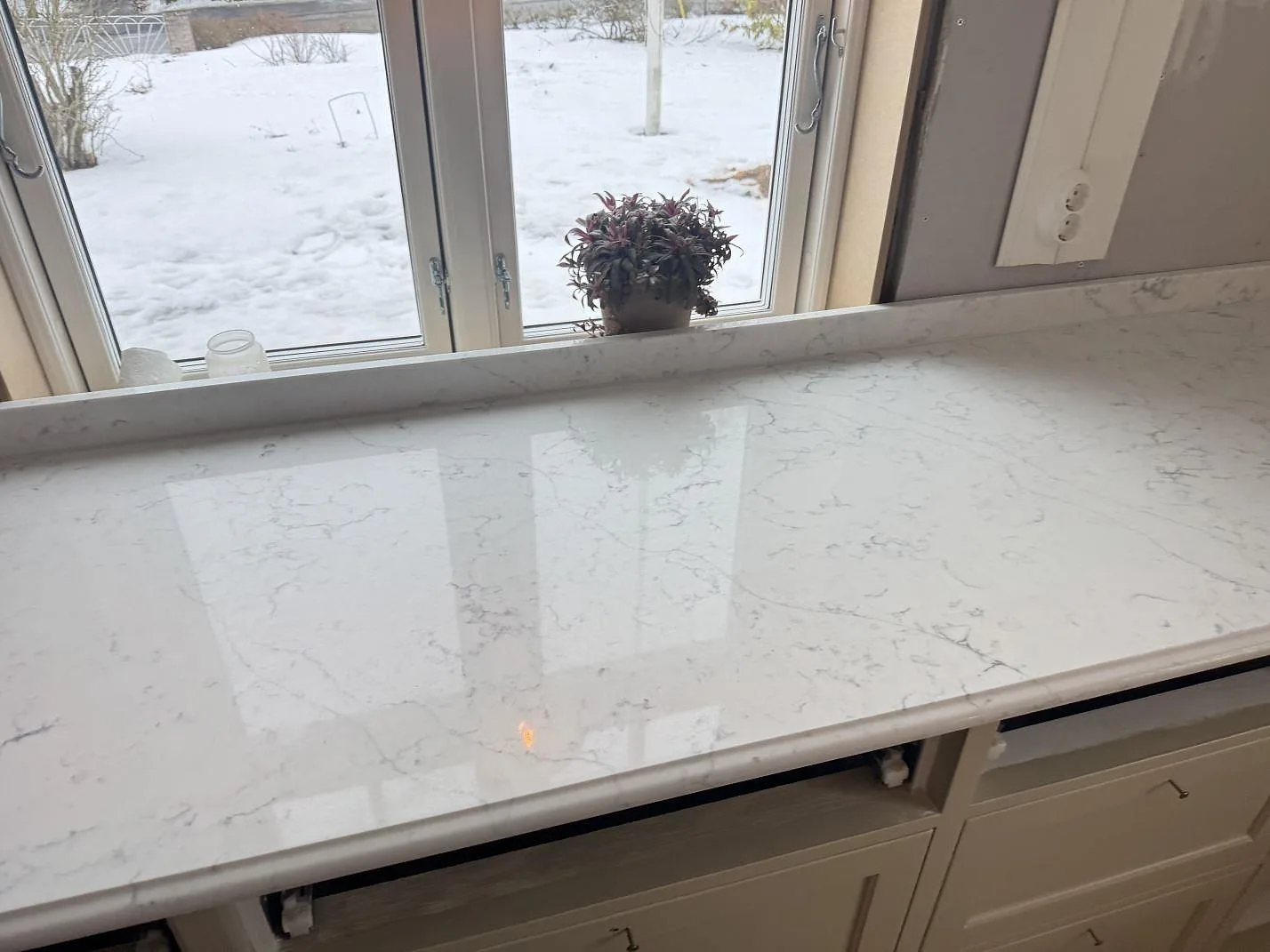 Køkkenbordplade i Technistone Mystery White, Habo – billede 2