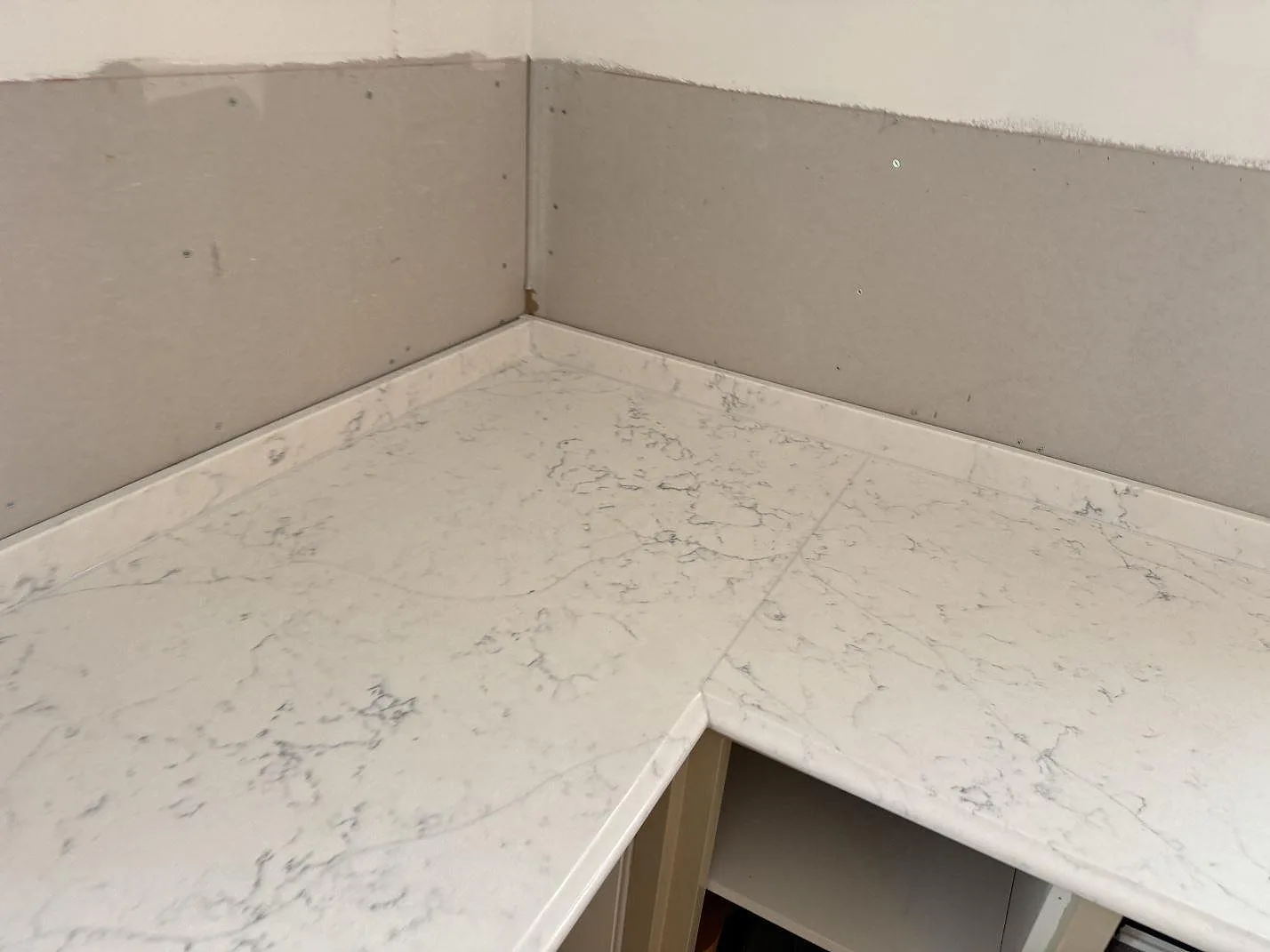 Køkkenbordplade i Technistone Mystery White, Habo – billede 5