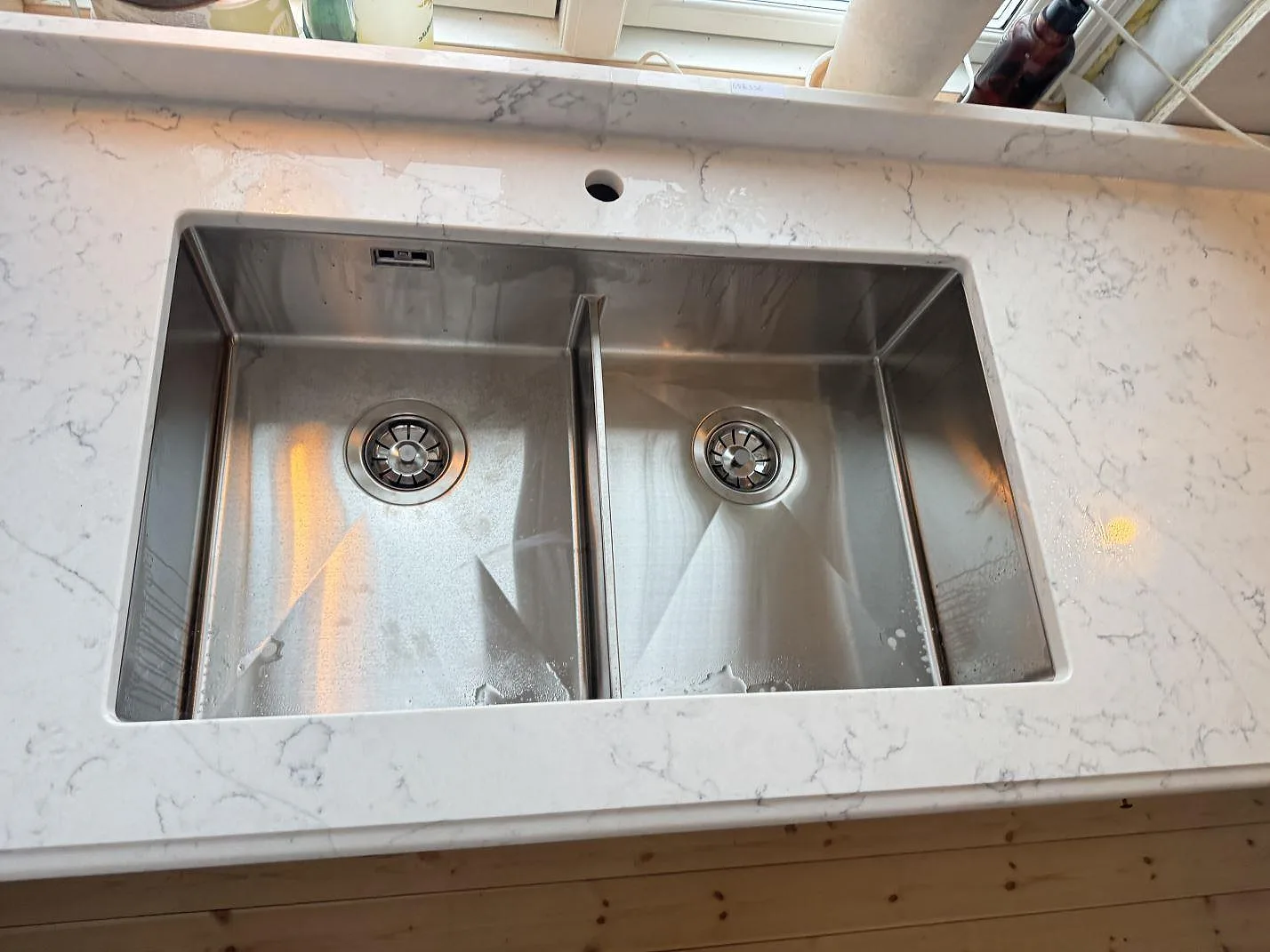 Køkkenbordplade i Technistone Mystery White, Habo – billede 7
