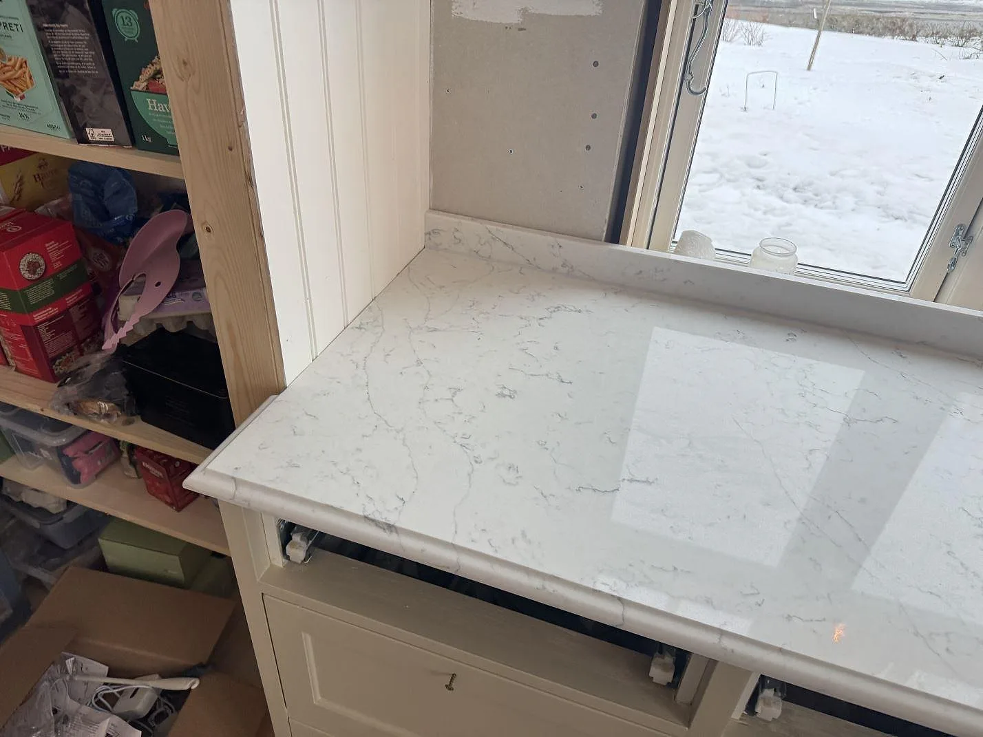 Køkkenbordplade i Technistone Mystery White, Habo – billede 3