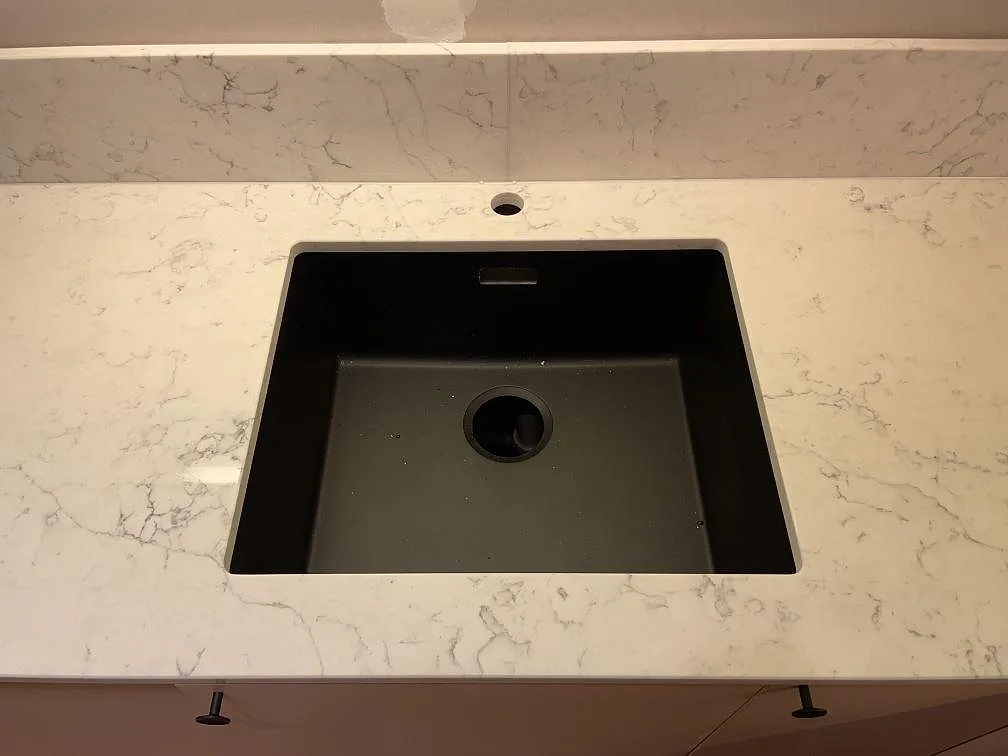 Køkkenbordplade i Technistone Mystery White, Hammarö – billede 2
