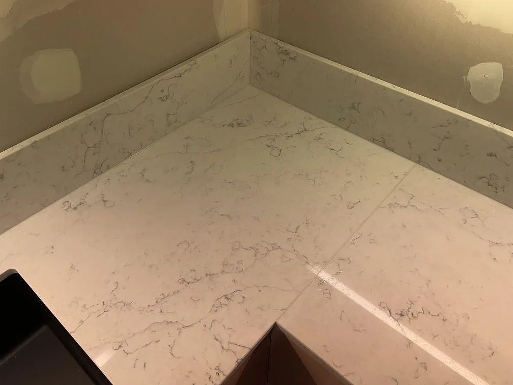 Køkkenbordplade i Technistone Mystery White, Hammarö – billede 3