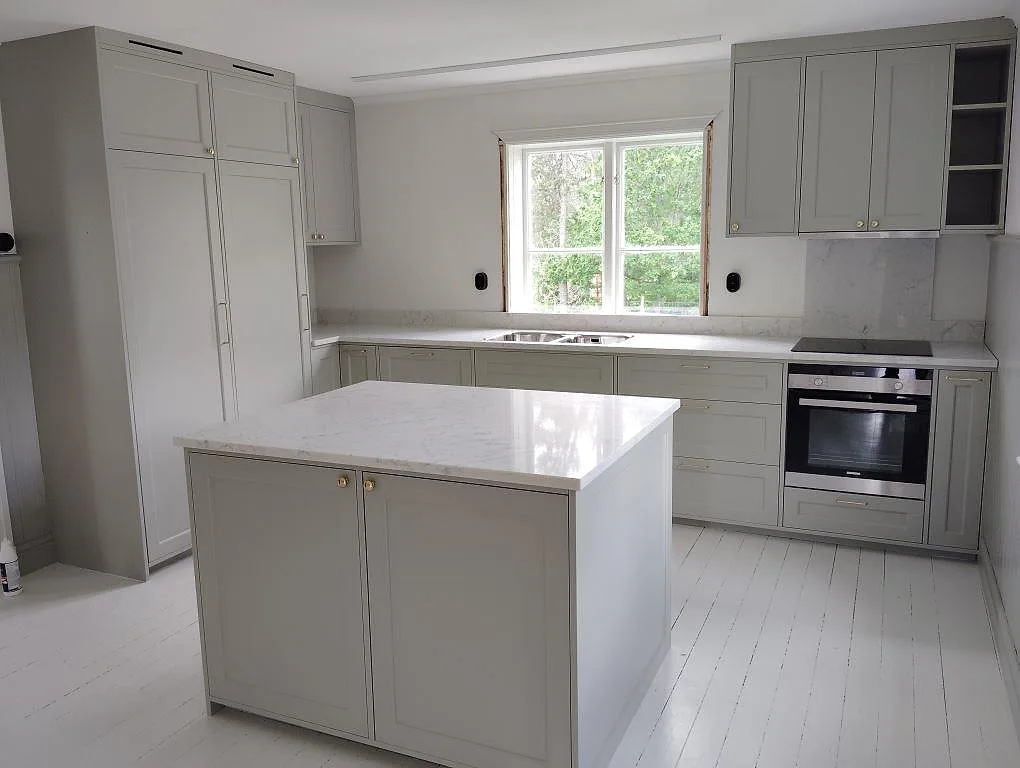 Gennemført projekt: Køkkenbordplade i Technistone Mystery White, Hjortkvarn.