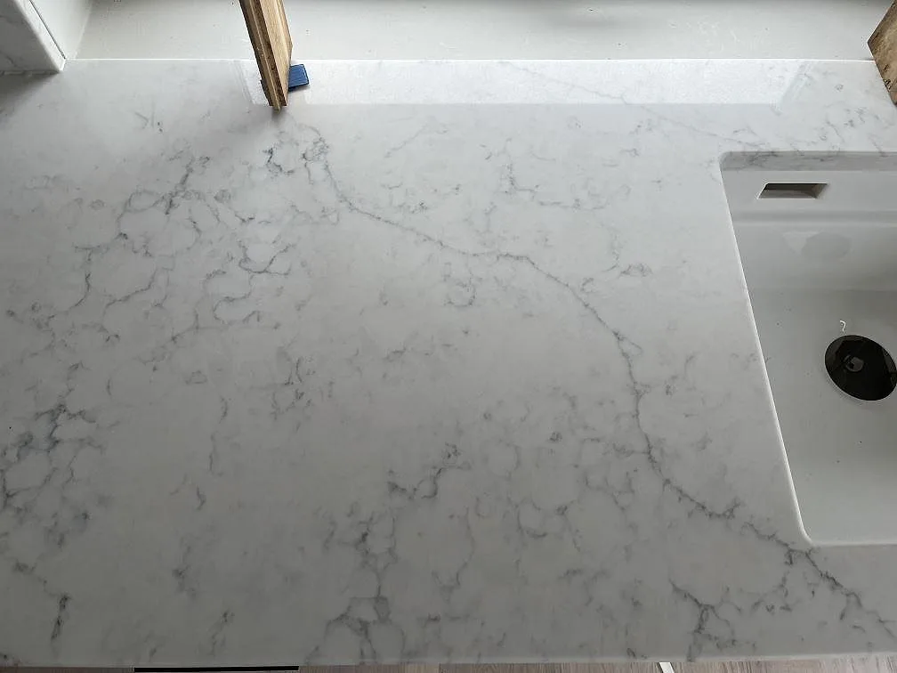 Køkkenbordplade i Technistone Mystery White, Hököpinge – billede 3