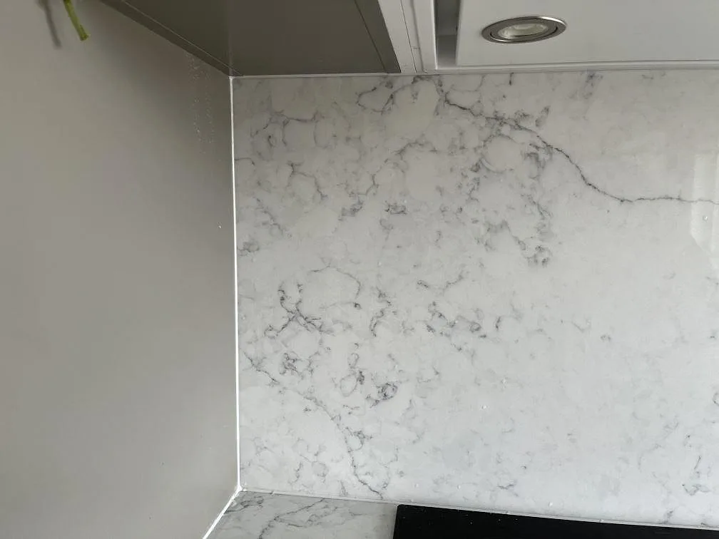 Køkkenbordplade i Technistone Mystery White, Hököpinge – billede 7