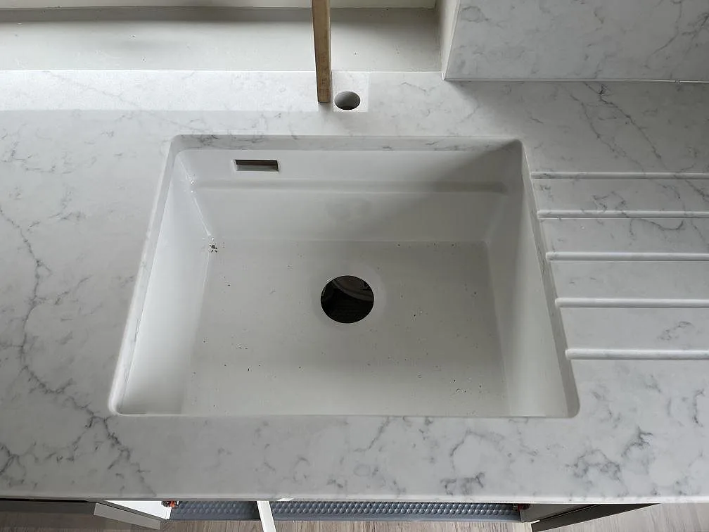Køkkenbordplade i Technistone Mystery White, Hököpinge – billede 2