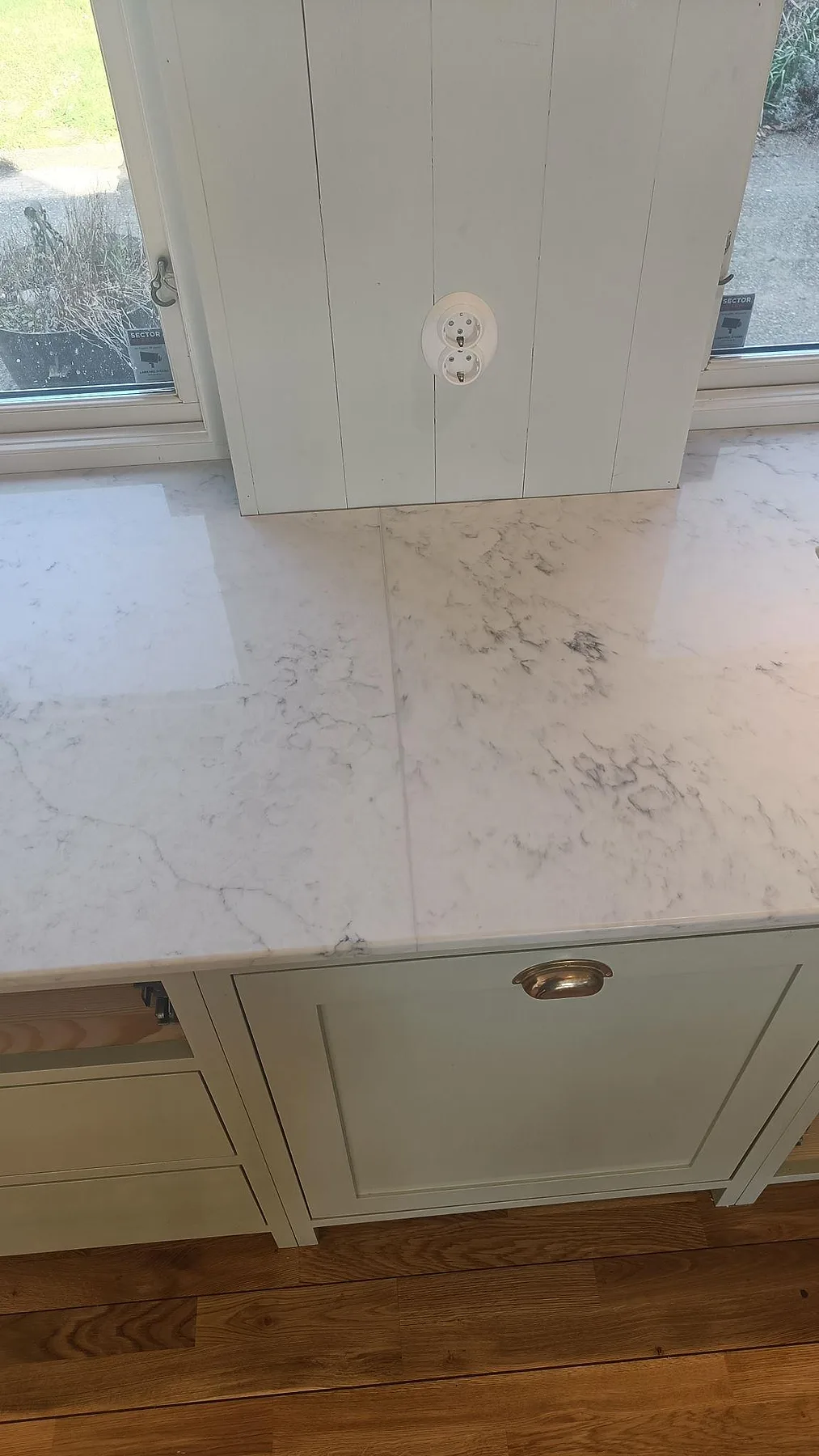 Køkkenbordplade i Technistone Mystery White, Höllviken – billede 4