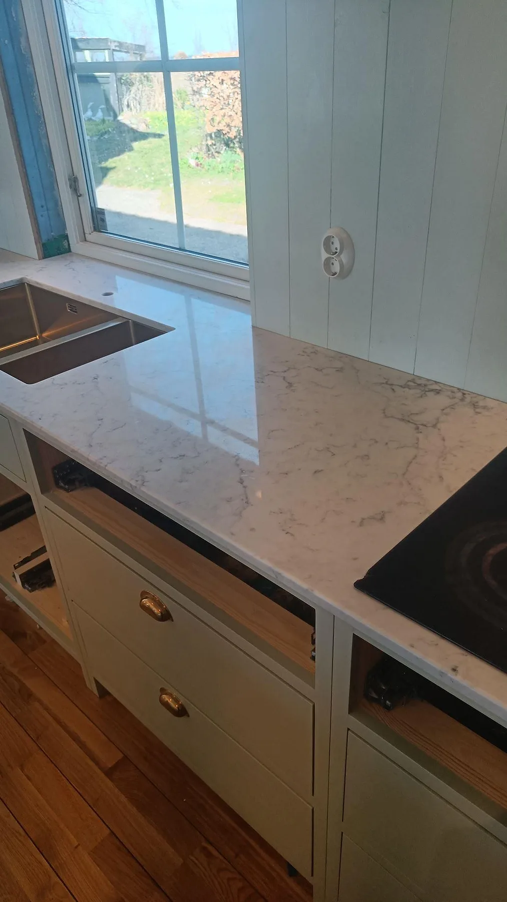 Køkkenbordplade i Technistone Mystery White, Höllviken – billede 2