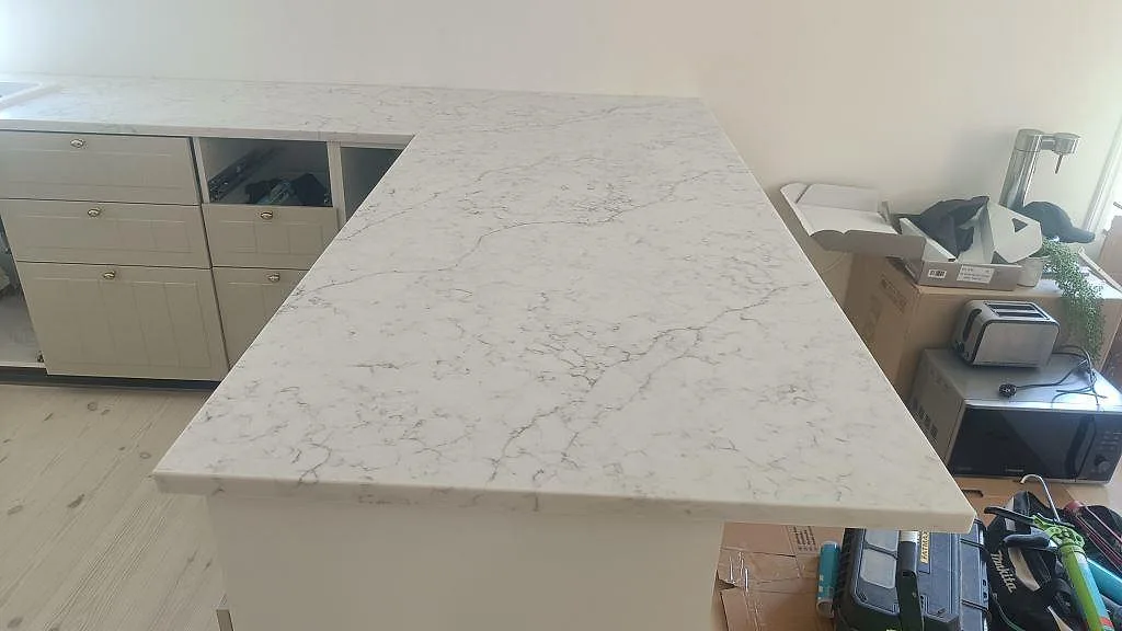 Køkkenbordplade i Technistone Mystery White, Klagshamn – billede 5