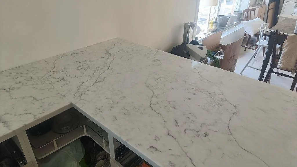 Køkkenbordplade i Technistone Mystery White, Klagshamn – billede 6