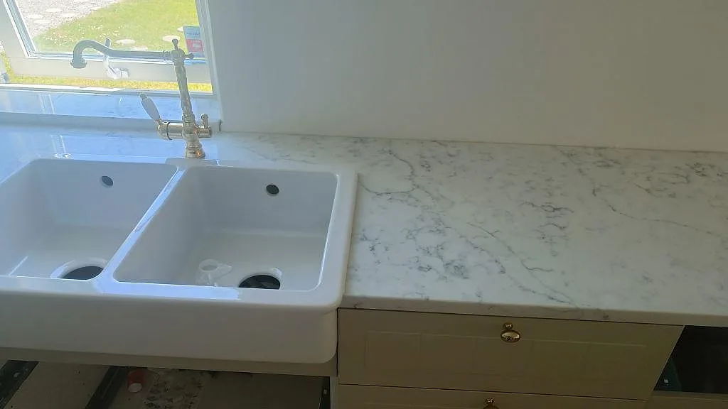 Køkkenbordplade i Technistone Mystery White, Klagshamn – billede 3