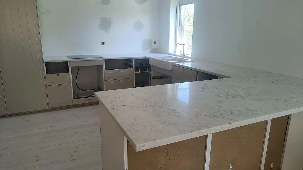Gennemført projekt: Køkkenbordplade i Technistone Mystery White, Klagshamn.