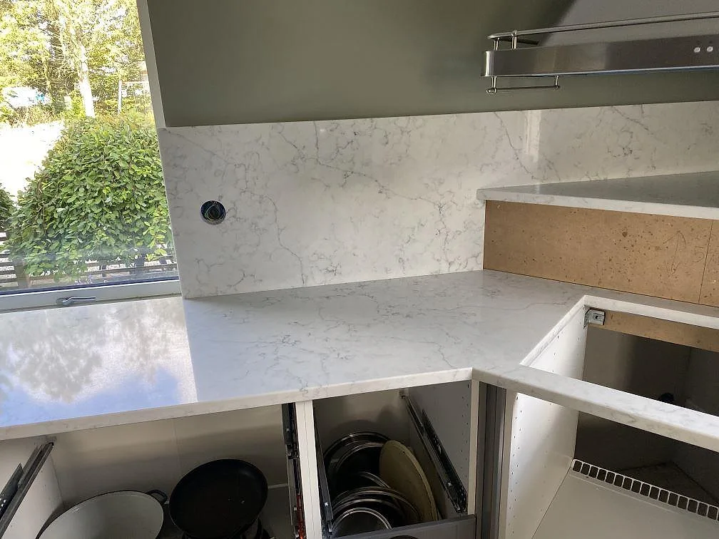 Køkkenbordplade i Technistone Mystery White, Klagstorp – billede 5