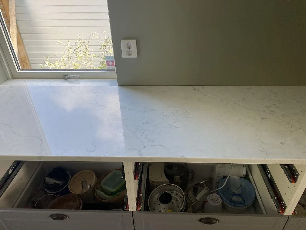 Køkkenbordplade i Technistone Mystery White, Klagstorp – billede 2
