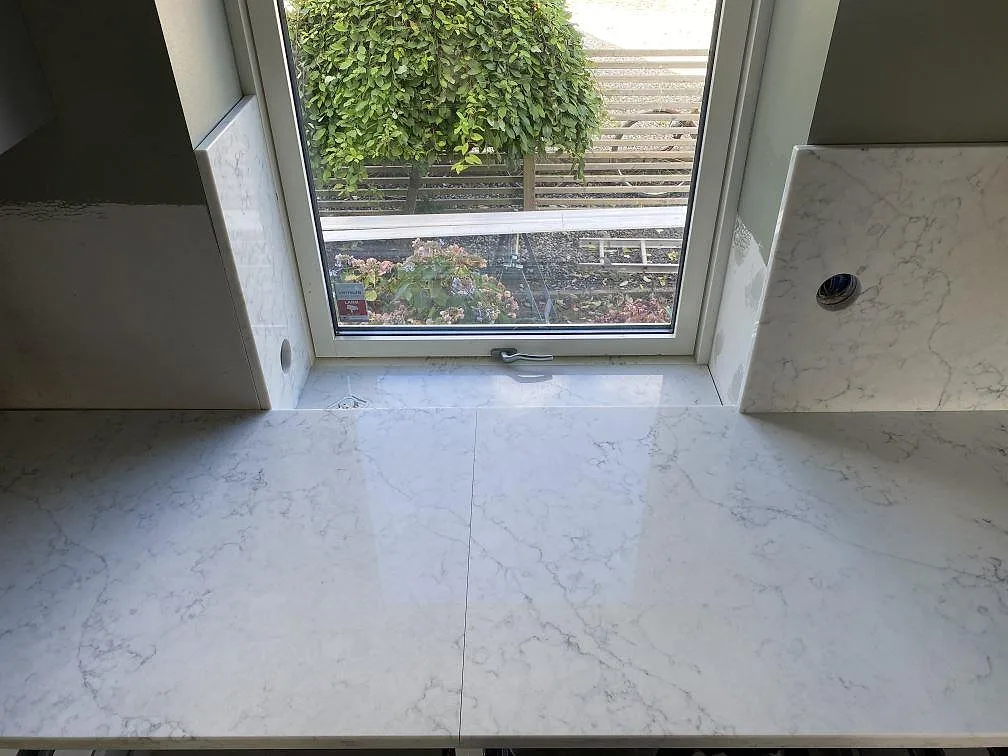 Køkkenbordplade i Technistone Mystery White, Klagstorp – billede 3