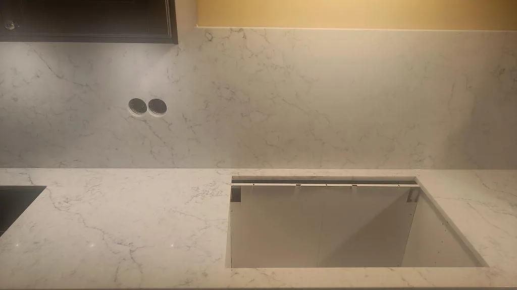 Køkkenbordplade i Technistone Mystery White, Kristianstad – billede 4