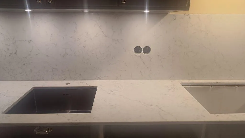 Køkkenbordplade i Technistone Mystery White, Kristianstad – billede 3