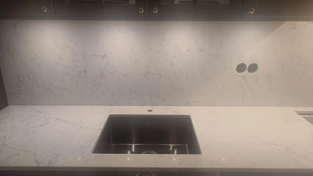 Køkkenbordplade i Technistone Mystery White, Kristianstad – billede 2