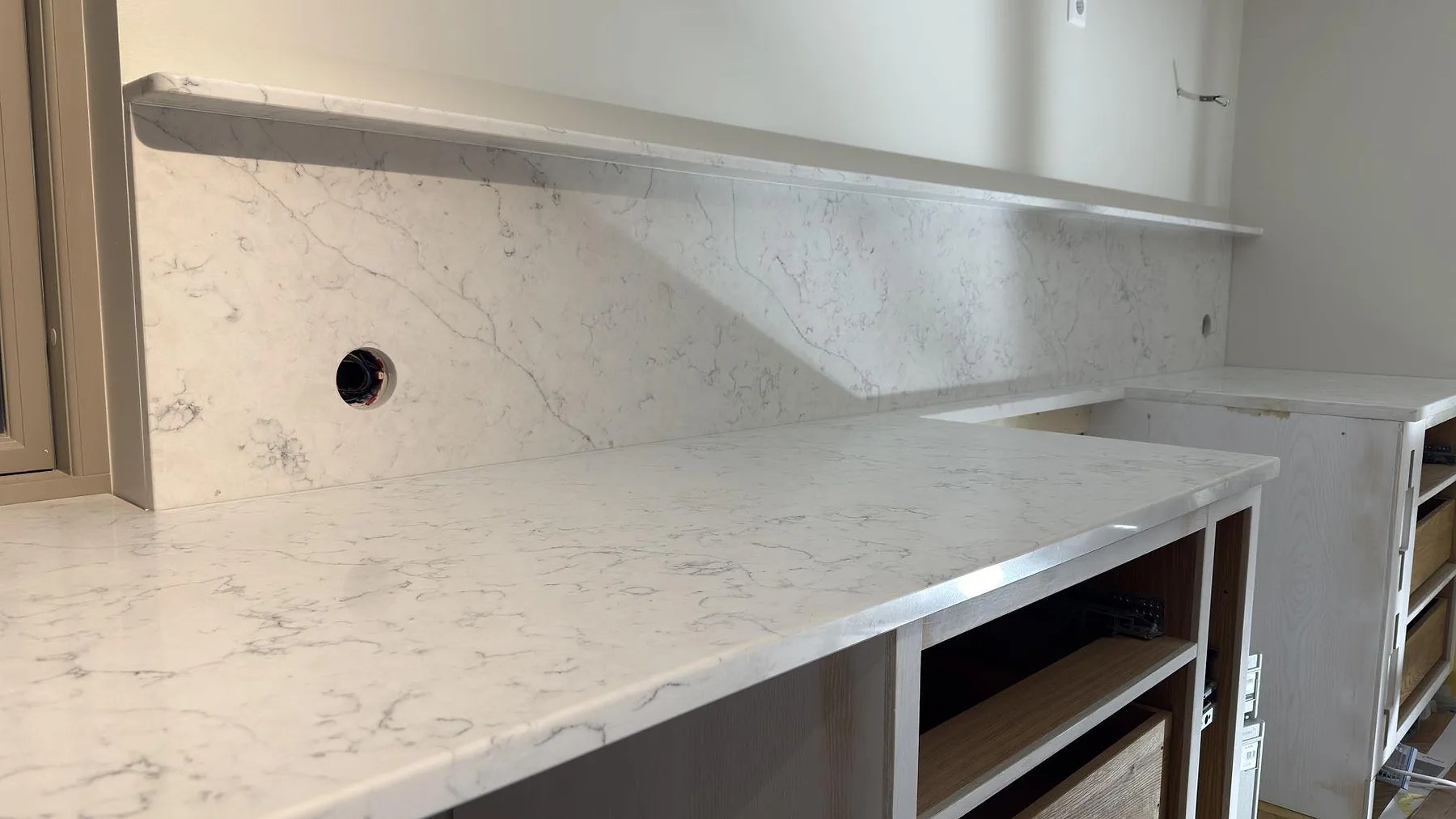 Køkkenbordplade i Technistone Mystery White, Lidingö – billede 6