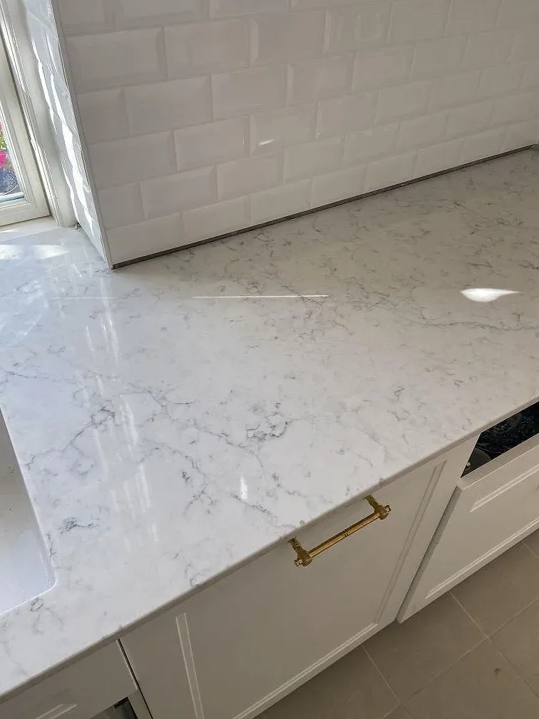 Køkkenbordplade i Technistone Mystery White, Limhamn – billede 2