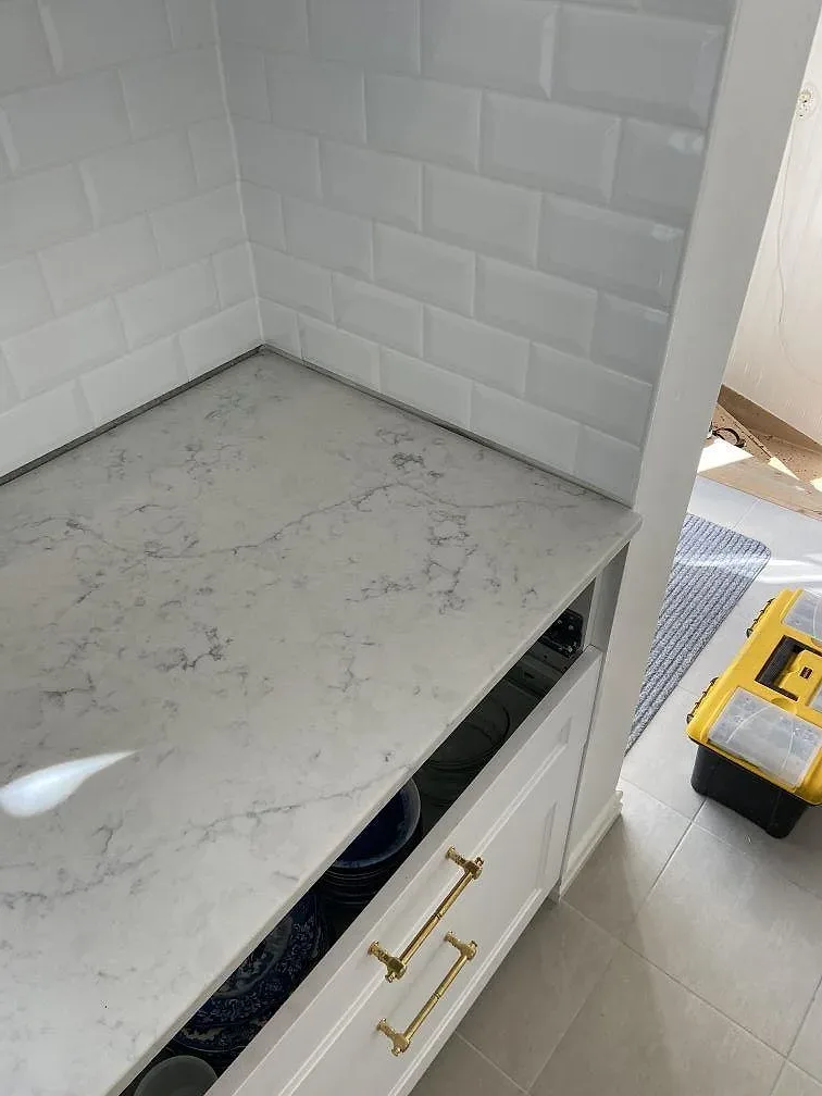 Køkkenbordplade i Technistone Mystery White, Limhamn – billede 3