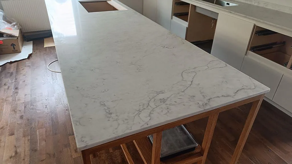 Køkkenbordplade i Technistone Mystery White, Limhamn – billede 2