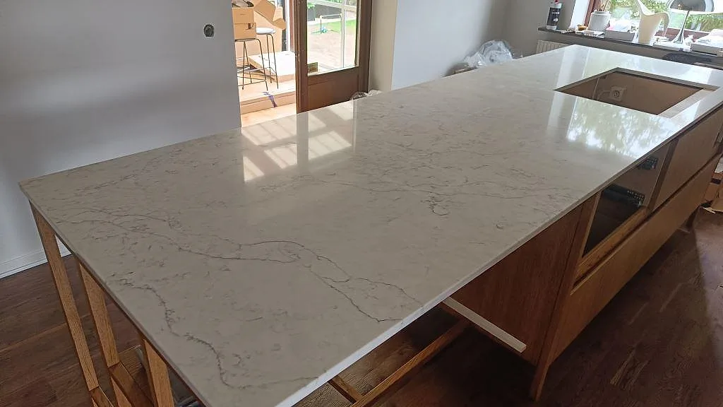 Køkkenbordplade i Technistone Mystery White, Limhamn – billede 3