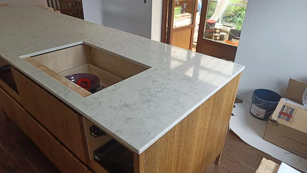 Køkkenbordplade i Technistone Mystery White, Limhamn – billede 5