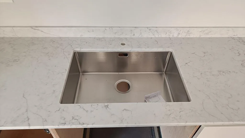 Køkkenbordplade i Technistone Mystery White, Limhamn – billede 7