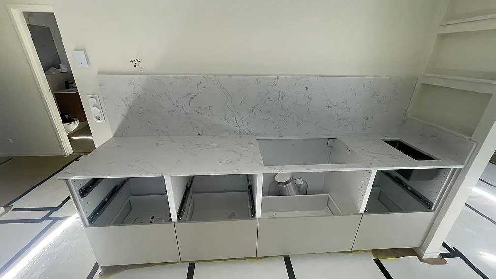 Køkkenbordplade i Technistone Mystery White, Lomma – billede 2