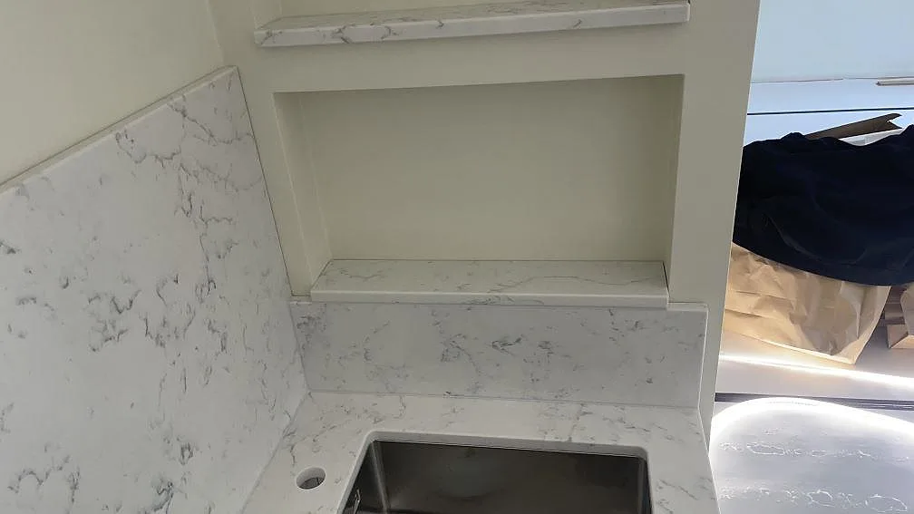 Køkkenbordplade i Technistone Mystery White, Lomma – billede 6