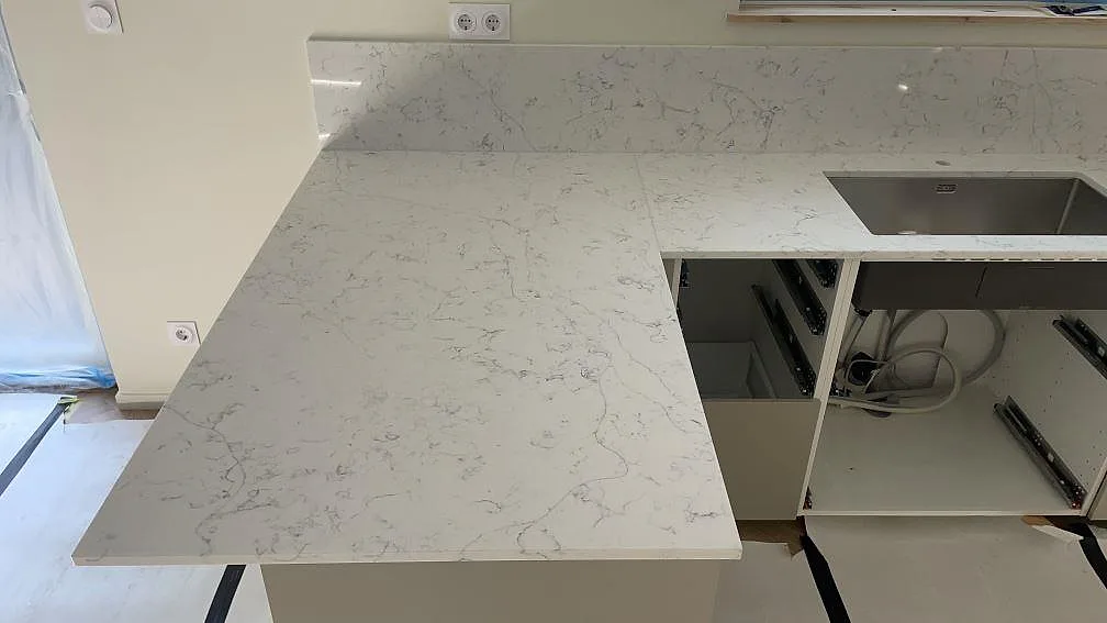 Køkkenbordplade i Technistone Mystery White, Lomma – billede 3