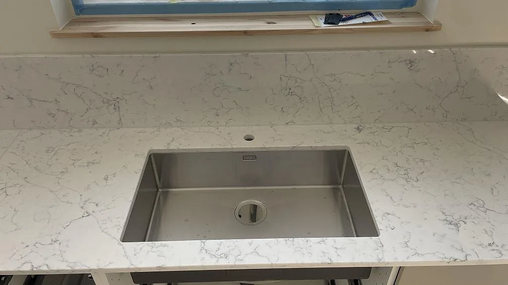 Køkkenbordplade i Technistone Mystery White, Lomma – billede 4