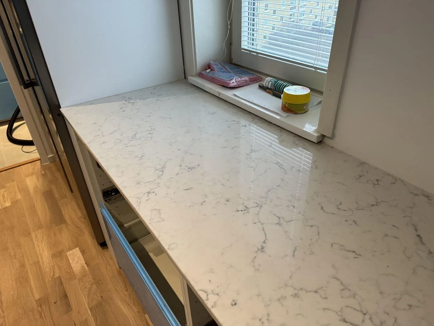 Køkkenbordplade i Technistone Mystery White, Malmö – billede 3