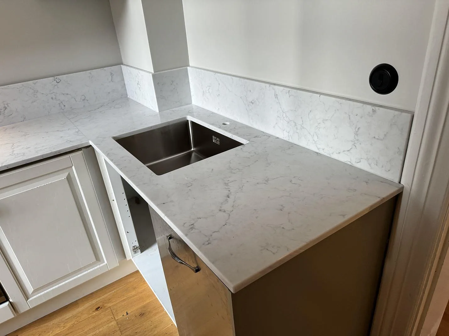 Køkkenbordplade i Technistone Mystery White, Malmö – billede 3