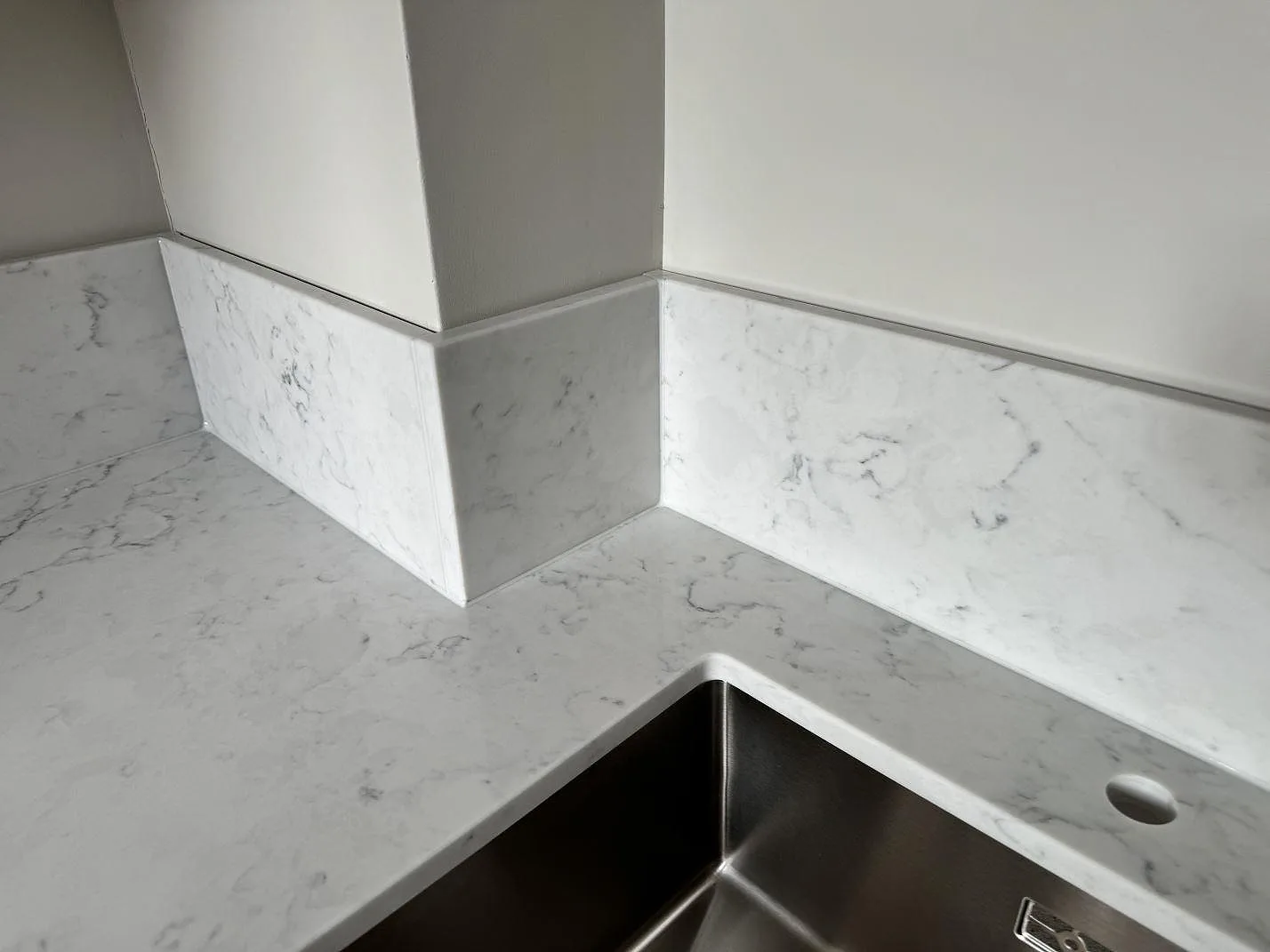 Køkkenbordplade i Technistone Mystery White, Malmö – billede 4