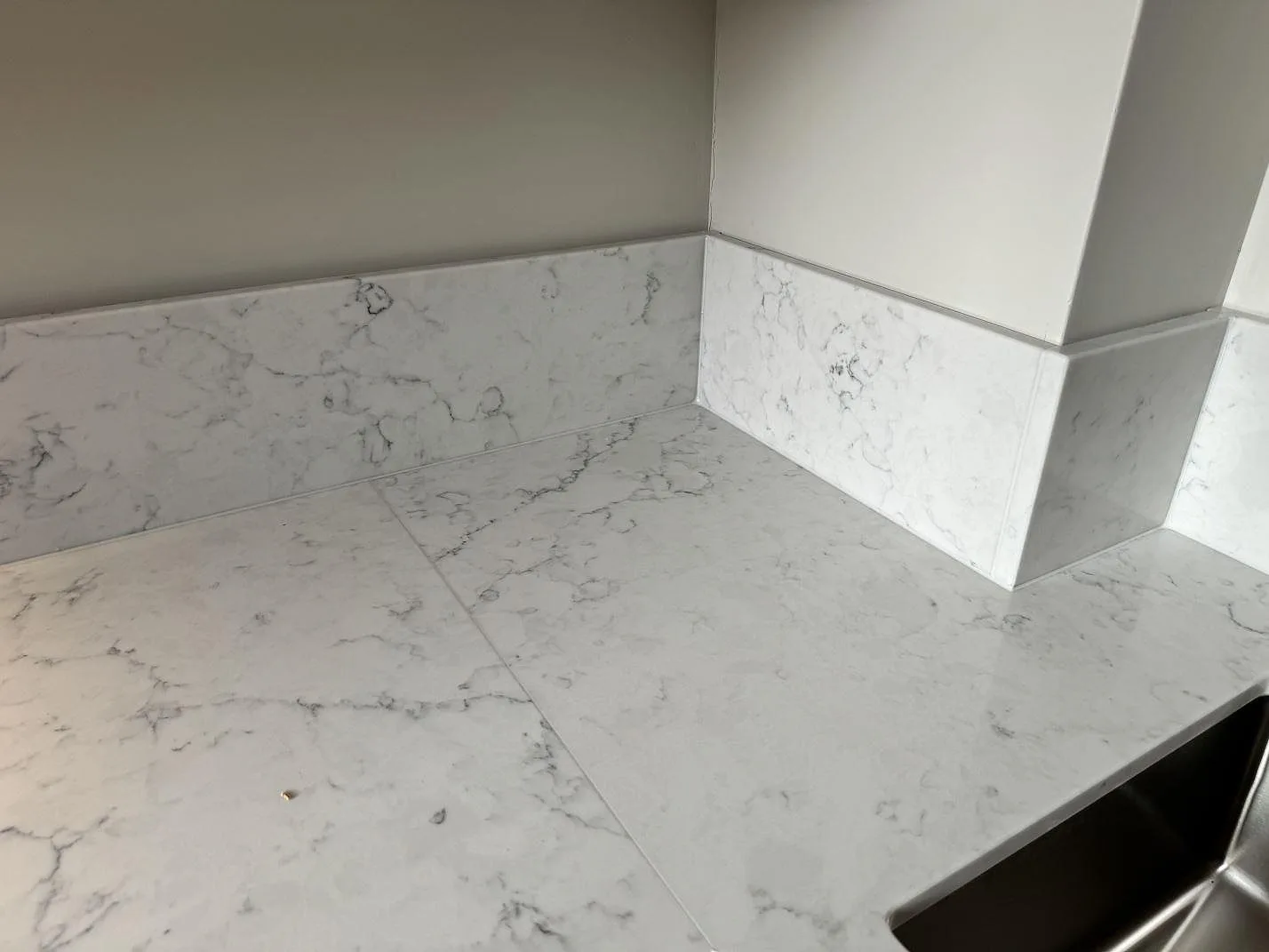 Køkkenbordplade i Technistone Mystery White, Malmö – billede 5