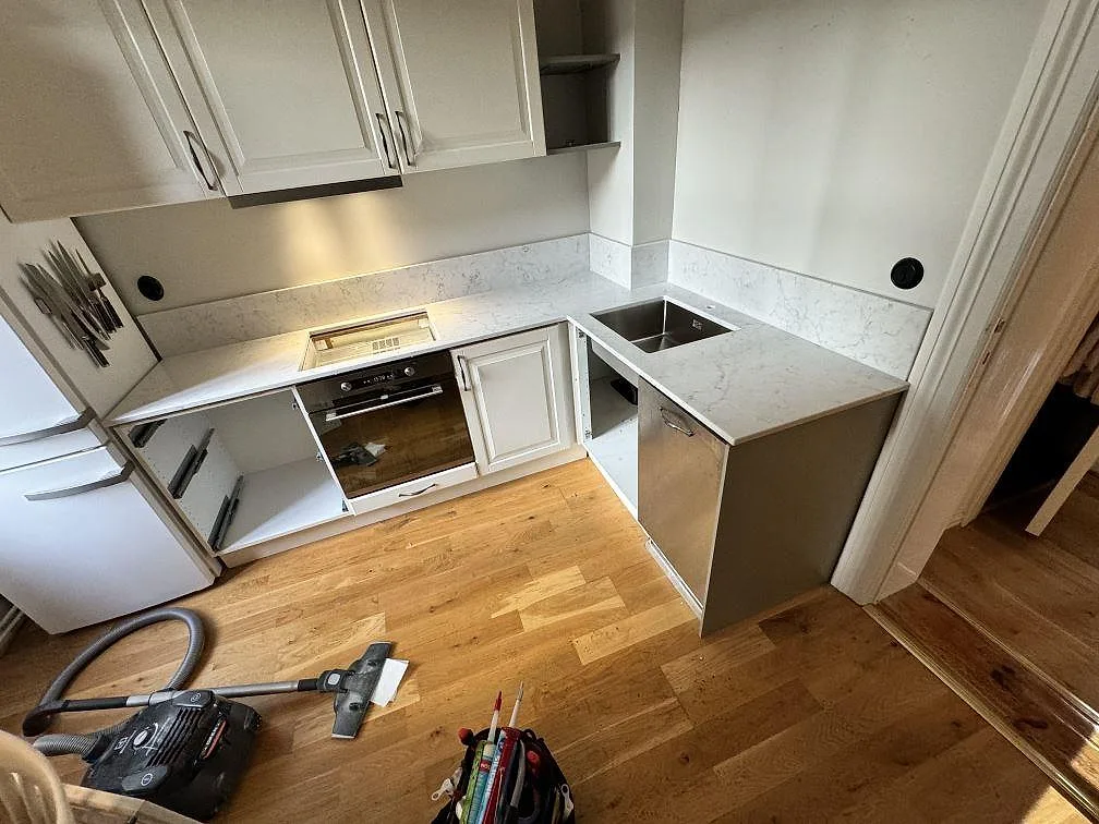 Gennemført projekt: Køkkenbordplade i Technistone Mystery White, Malmö.