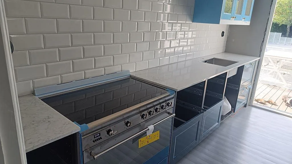 Gennemført projekt: Køkkenbordplade i Technistone Mystery White, Malmö.