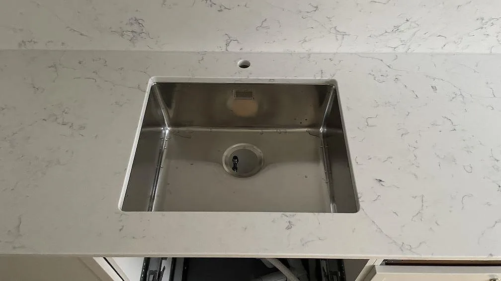 Køkkenbordplade i Technistone Mystery White, Malmö – billede 3