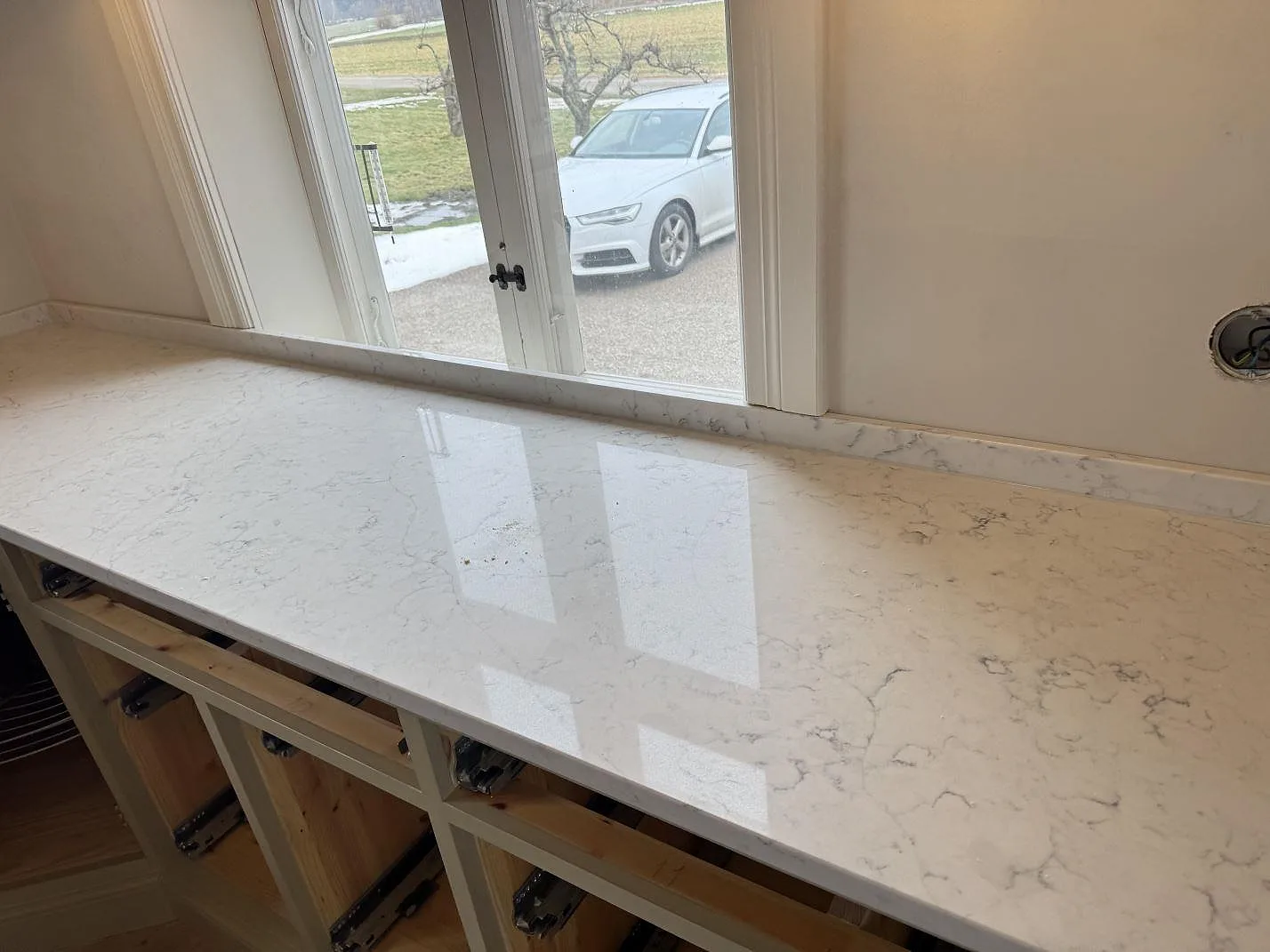 Køkkenbordplade i Technistone Mystery White, Näsum – billede 5