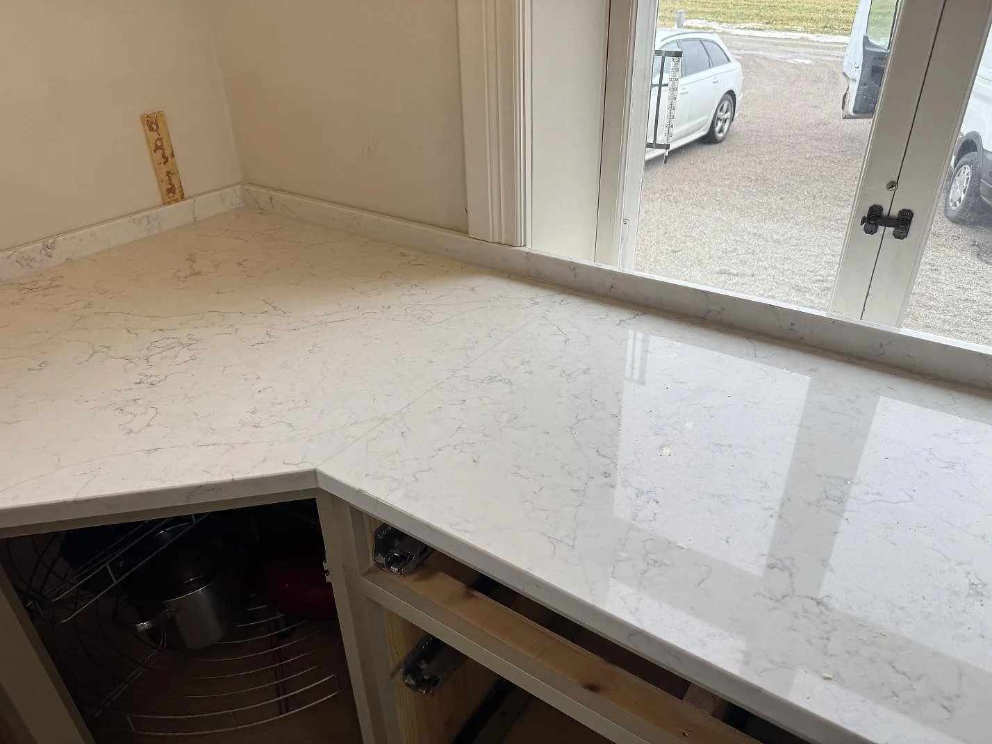 Køkkenbordplade i Technistone Mystery White, Näsum – billede 4